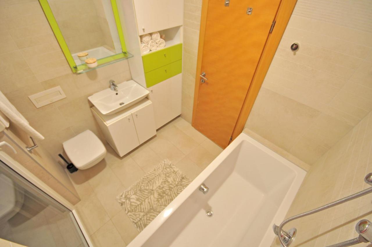 Family Apartment Noel - Omis Bagian luar foto